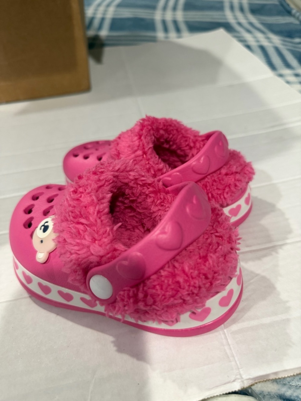 Kids Pink Heart Slip-On Clogs with Fuzzy Lining - Picture 3 of 6